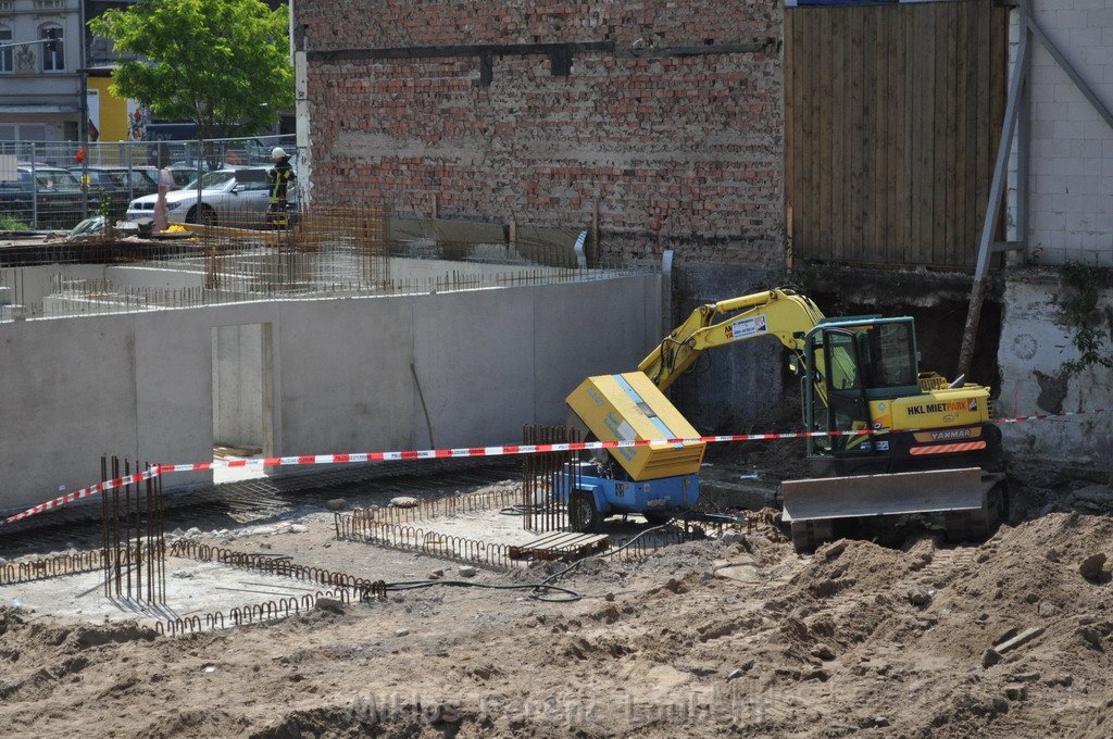 Person unter Mauer begraben Koeln Bickendorf Feltenstr P25.JPG